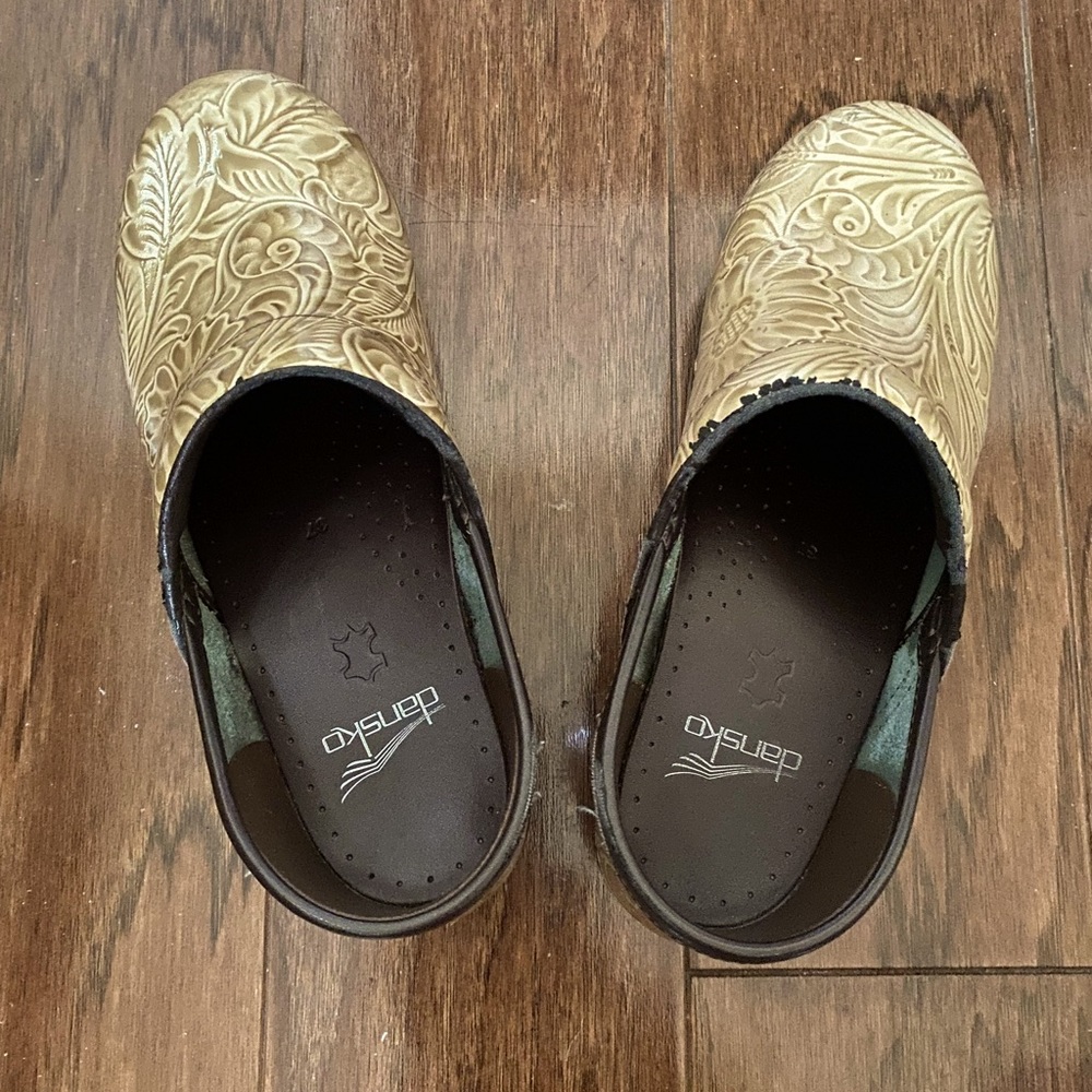 Dansko clogs size 37 (US 7 approx)